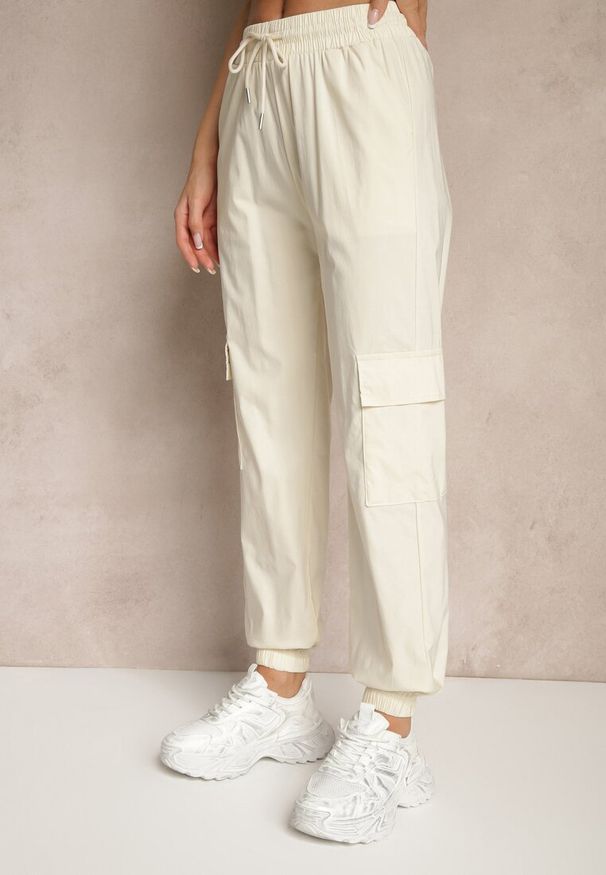 Renee - Jasnobeżowe Spodnie z Wiskozą Cargo High Waist Arrioelle. Okazja: na co dzień. Stan: podwyższony. Kolor: beżowy. Materiał: wiskoza. Styl: casual