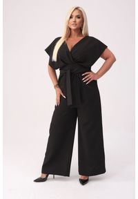 Moda Size Plus Iwanek - Elegancki czarny kombinezon Valentina XXL OVERSIZE. Okazja: na imprezę. Stan: podwyższony. Kolor: czarny. Materiał: tkanina, elastan, poliester. Długość: krótkie. Wzór: gładki. Styl: elegancki