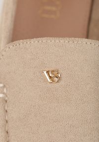 Born2be - Jasnobeżowe Mokasyny VICES ze Skórzaną Wkładką i Metalową Ozdobą Aquilin. Nosek buta: okrągły. Kolor: beżowy. Materiał: skóra. Wzór: aplikacja. Obcas: na obcasie. Styl: klasyczny. Wysokość obcasa: niski #4