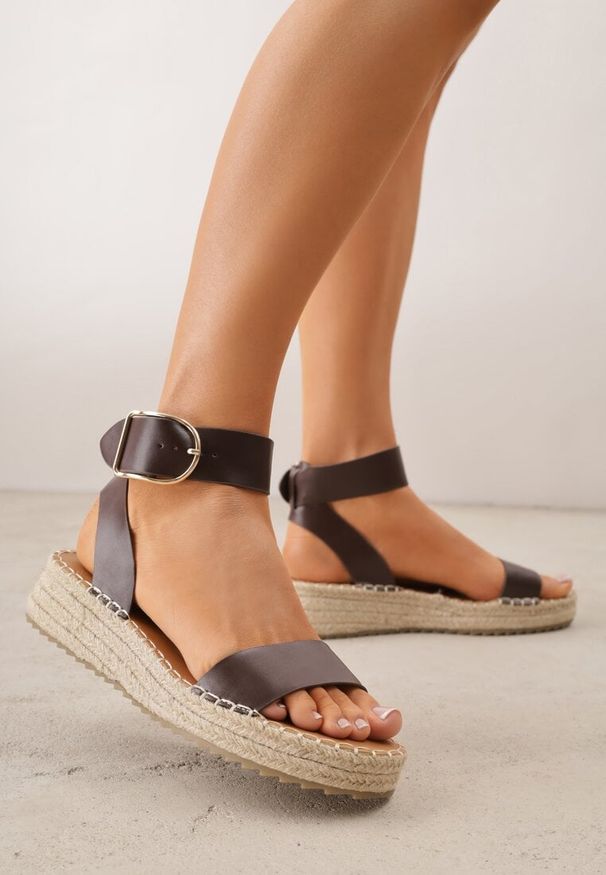 Renee - Ciemnobrązowe Sandały VICES na Plecionej Grubej Podeszwie z Paskiem Wokół Kostki Casilla. Okazja: na spacer, na imprezę. Zapięcie: pasek. Kolor: brązowy. Materiał: koronka. Wzór: haft. Sezon: lato. Styl: elegancki