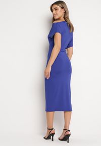 Born2be - Granatowa Asymetryczna Sukienka Midi o Dopasowanym Fasonie Tivalle. Kolor: niebieski. Typ sukienki: asymetryczne. Długość: midi #6