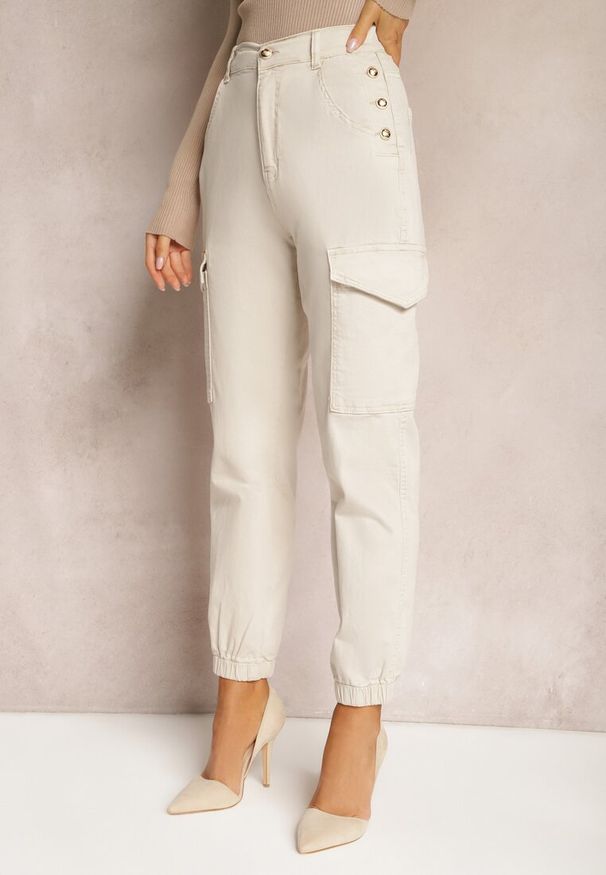 Renee - Jasnobeżowe Spodnie Bawełniane o Fasonie Bojówek High Waist z Guzikami Amatnosha. Okazja: na co dzień. Stan: podwyższony. Kolor: beżowy. Materiał: bawełna. Długość: długie. Sezon: lato, wiosna. Styl: elegancki, casual