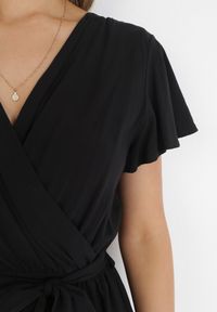 Born2be - Czarna Sukienka z Wiskozy i Wiązanym Paskiem Gariela. Kolor: czarny. Materiał: wiskoza. Typ sukienki: kopertowe #5