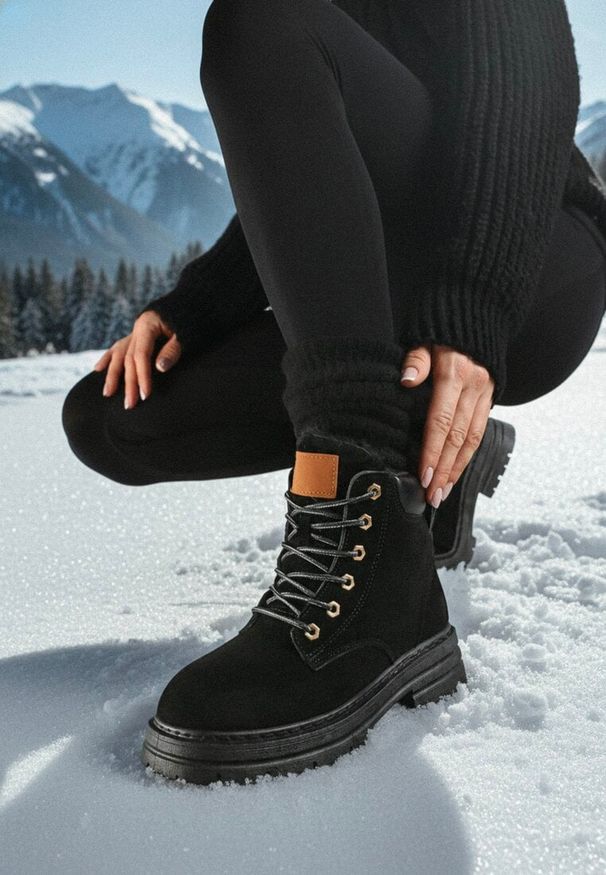 Born2be - Czarne Traperki Mocno Ocieplone z Dodatkowym Sznurowaniem Lakyt. Okazja: na co dzień. Zapięcie: sznurówki. Kolor: czarny. Materiał: futro, jeans, wełna. Sezon: zima. Obcas: na płaskiej podeszwie. Styl: elegancki, casual, klasyczny