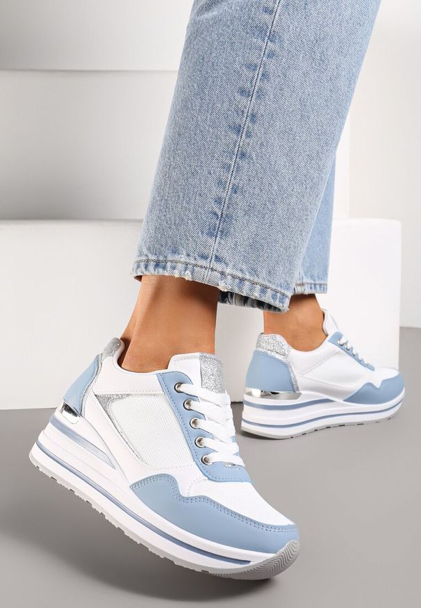 Renee - Niebiesko-Białe Sneakersy na Niskiej Platformie ze Wstawkami Brokatowymi Gwenoa. Kolor: biały, niebieski. Obcas: na platformie
