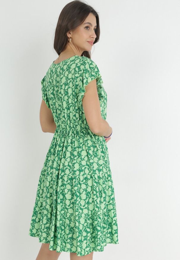 Born2be - Zielona Sukienka Mini z Wiskozy z Falbanką Przy Ramionach i na Dole Jaysing. Kolor: zielony. Materiał: wiskoza. Długość: mini