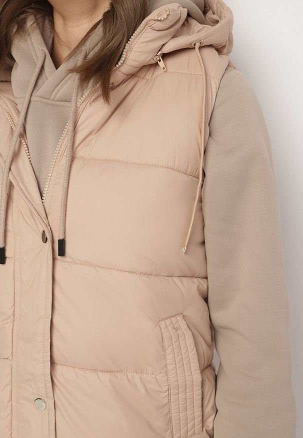 Born2be - Ciemnobeżowa Pikowana Kamizelka z Kapturem i Sznurkami Zelothis. Typ kołnierza: kaptur. Kolor: beżowy. Materiał: dzianina, jeans. Długość: długie. Sezon: jesień. Styl: elegancki, klasyczny