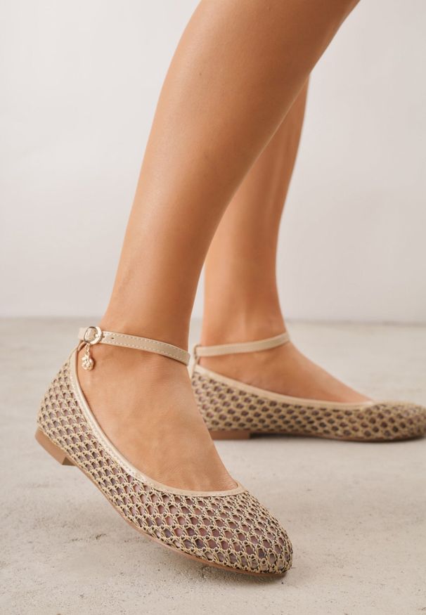 Born2be - Ciemnobeżowe Siateczkowe Balerinki z Wkładką ze Skóry Naturalnej Ozdobione Aplikacją Adriarissa. Okazja: na co dzień, na spotkanie biznesowe. Zapięcie: sprzączka. Kolor: beżowy. Materiał: skóra. Wzór: aplikacja. Sezon: lato. Styl: casual, biznesowy, elegancki