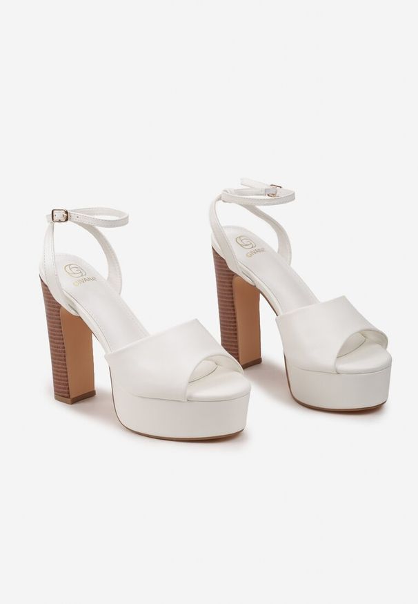 Renee - Białe Sandały na Platformie i Słupku w Paski ze Sprzączką Ominea. Nosek buta: okrągły. Zapięcie: pasek. Kolor: biały. Wzór: paski. Obcas: na platformie. Styl: elegancki