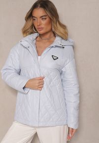Renee - Jasnoniebieska Kurtka z Pikowanymi Przeszyciami i Kapturem Zdobiona Aplikacją Lorlia. Okazja: na co dzień, na spacer. Kolor: niebieski. Materiał: jeans, materiał. Wzór: aplikacja. Styl: casual