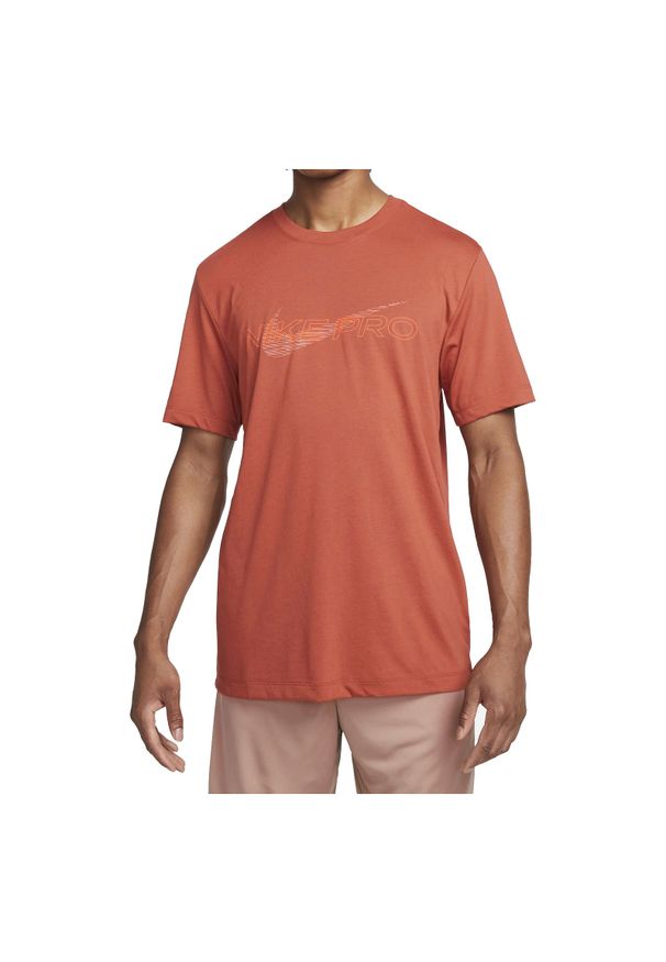 Koszulka męska treningowa Nike Dri-FIT Pro DD6883. Materiał: materiał, poliester, tkanina. Długość rękawa: krótki rękaw. Technologia: Dri-Fit (Nike). Długość: krótkie. Wzór: nadruk, aplikacja. Sport: fitness