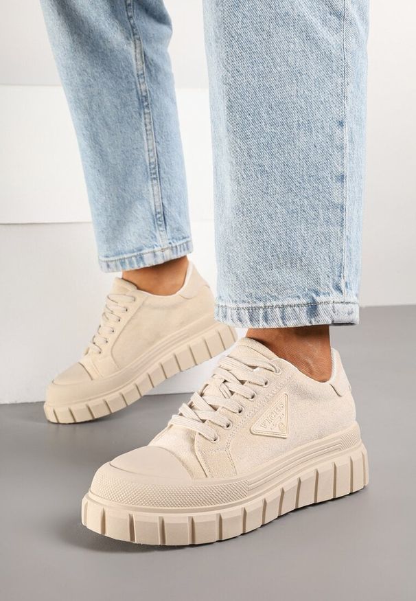 Renee - Beżowe Sneakersy Vices na Platformie z Ozdobą i Napisem Leawen. Okazja: na co dzień. Nosek buta: okrągły. Kolor: beżowy. Materiał: jeans. Wzór: aplikacja, napisy. Obcas: na platformie