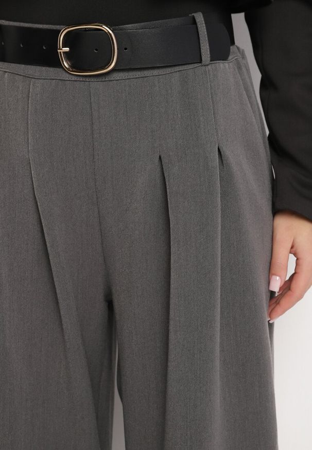 Born2be - Szare Garniturowe Spodnie z Wiskozą o Szerokim Kroju z Paskiem Ravilis. Okazja: na spotkanie biznesowe, do pracy. Stan: podwyższony. Kolor: szary. Materiał: wiskoza. Styl: biznesowy, elegancki