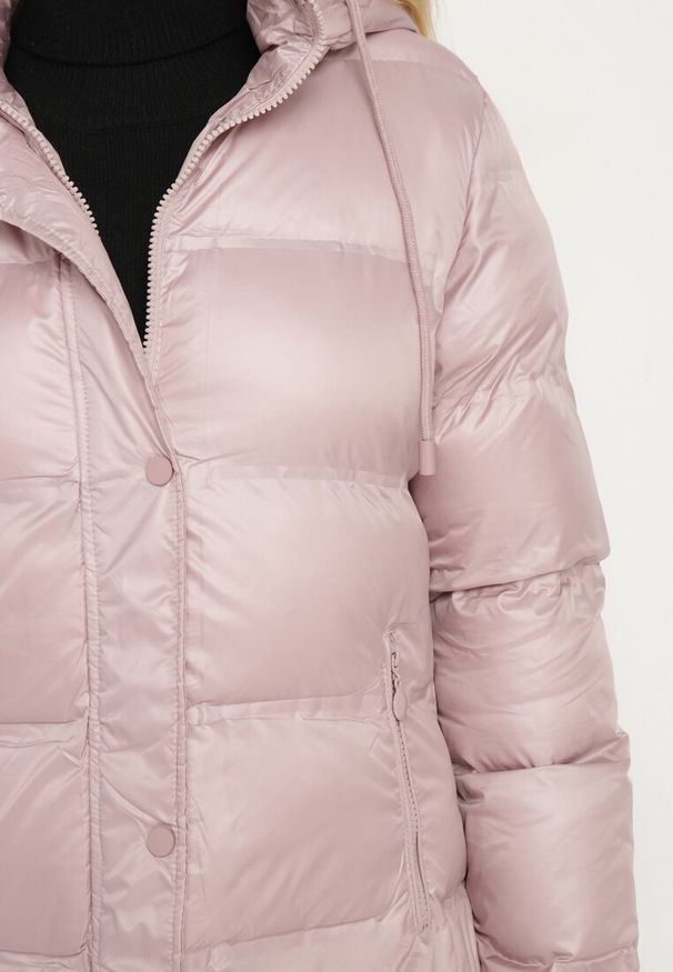 Born2be - Różowa Pikowana Kurtka o Długim Kroju z Kapturem Kieszeniami i Dwustronnym Suwakiem Sanarose. Okazja: na co dzień, na spacer. Typ kołnierza: kaptur. Kolor: różowy. Materiał: dzianina, jeans. Długość: długie. Wzór: aplikacja. Styl: casual, elegancki