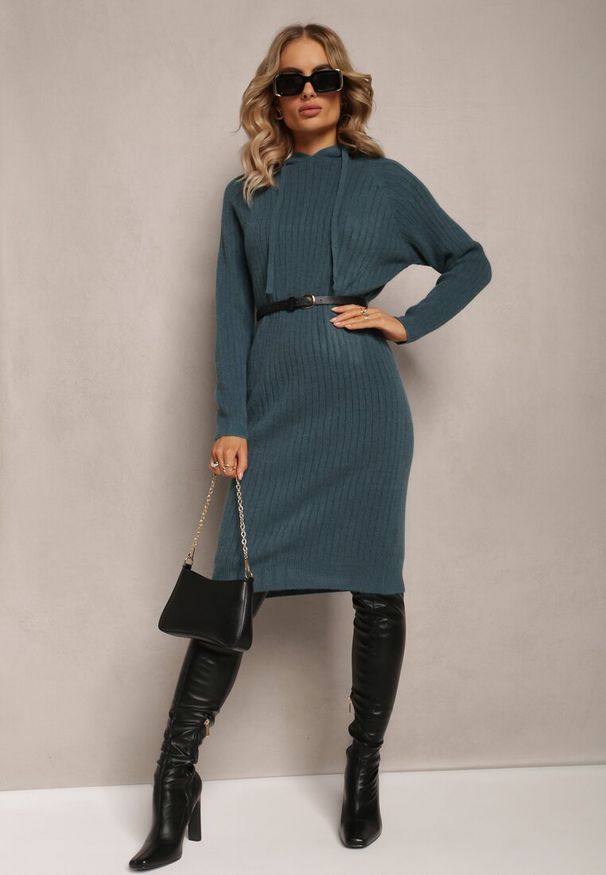 Renee - Ciemnozielona Wełniana Sukienka w Prążki z Kapturem Opiuda. Okazja: na co dzień. Typ kołnierza: kaptur. Kolor: zielony. Materiał: wełna. Długość rękawa: długi rękaw. Wzór: prążki. Typ sukienki: sportowe. Styl: casual, elegancki, sportowy