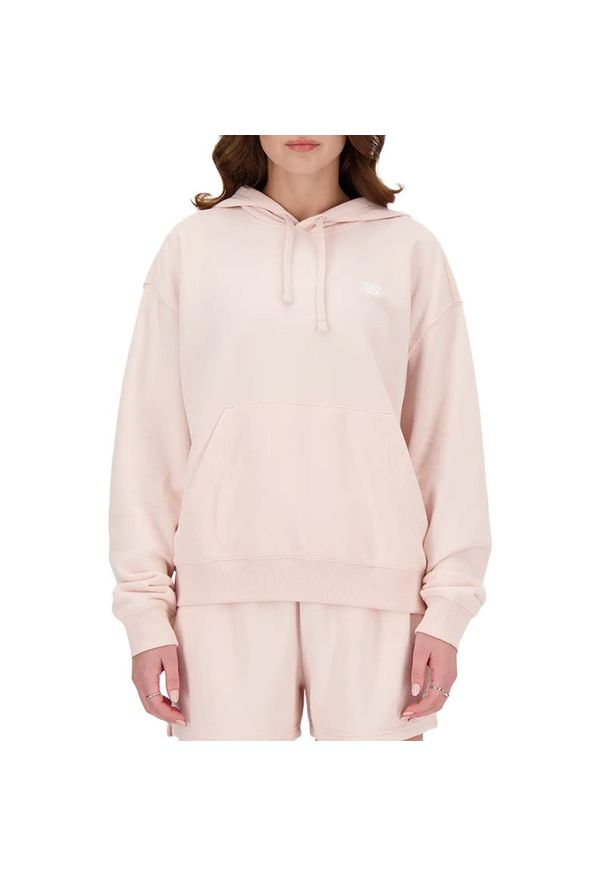 Bluza New Balance WT41507OUK - różowa. Okazja: na co dzień. Kolor: różowy. Materiał: dresówka, bawełna, prążkowany, poliester. Wzór: napisy. Styl: casual, klasyczny