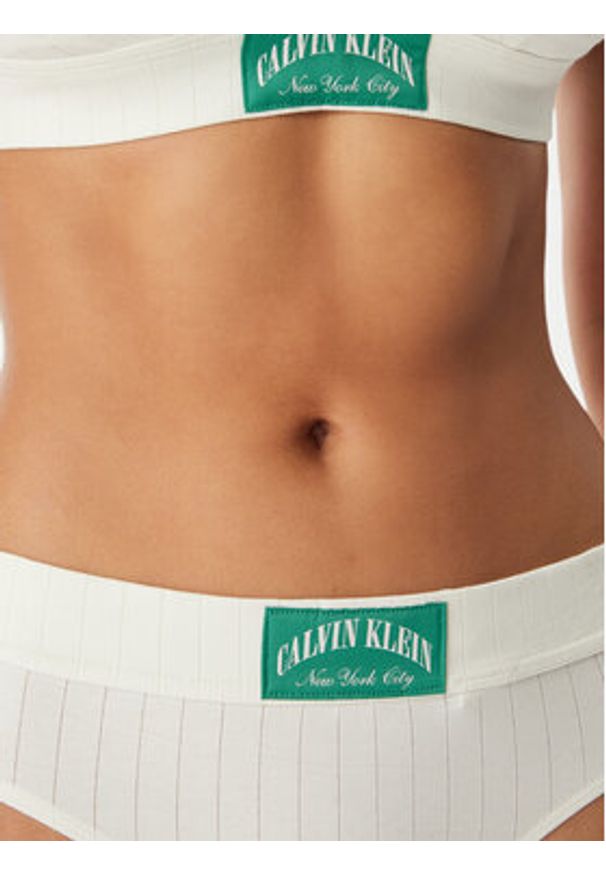 Calvin Klein Underwear Stringi LV00QF8711 Kremowy. Kolor: kremowy. Materiał: bawełna