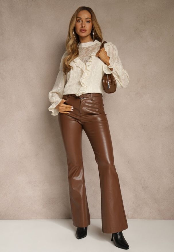 Renee - Beżowa Bluzka z Koronką i Falbankami Zdobiona Metalicznymi Przeszyciami Aliafera. Typ kołnierza: kołnierz z falbankami. Kolor: beżowy. Materiał: koronka. Wzór: aplikacja, koronka