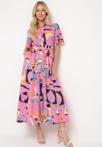 Born2be - Różowa Sukienka Koszulowa w Abstrakcyjny Wzór z Wiązaniem w Talii Zobia. Okazja: na co dzień. Kolor: różowy. Długość rękawa: krótki rękaw. Typ sukienki: koszulowe. Styl: casual #3
