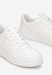 Born2be - Białe Sneakersy na Płaskiej Podeszwie z Przeszyciami Telside. Wysokość cholewki: przed kostkę. Kolor: biały. Materiał: skóra. Szerokość cholewki: normalna. Wzór: aplikacja. Sezon: wiosna, jesień. Obcas: na płaskiej podeszwie #2