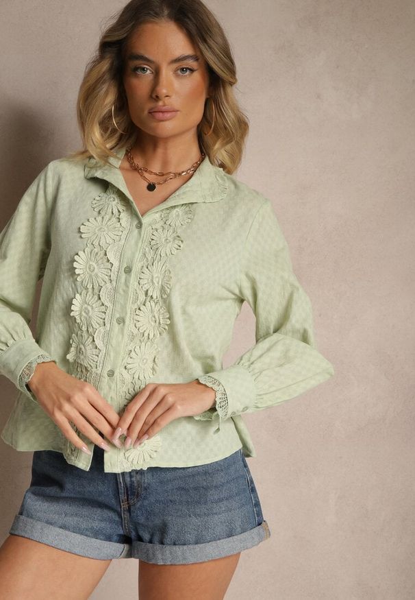 Renee - Zielona Koszula z Koronką i Kołnierzem Ranamas. Kolor: zielony. Materiał: koronka. Długość rękawa: długi rękaw. Długość: długie. Wzór: koronka. Styl: klasyczny