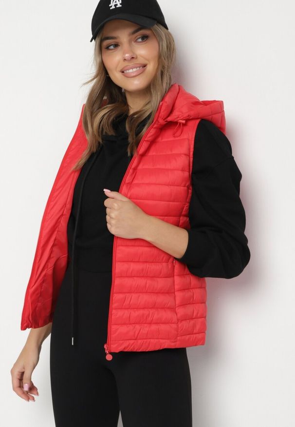 Born2be - Czerwona Pikowana Kamizelka na Suwak z Kieszeniami i Odpinanym Kapturem Arsalna. Okazja: na co dzień. Typ kołnierza: golf. Kolor: czerwony. Materiał: jeans. Styl: klasyczny, casual, elegancki