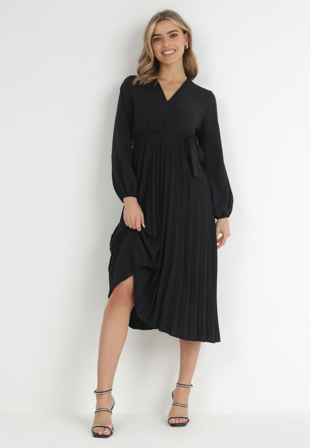 Born2be - Czarna Sukienka Mesyre. Okazja: do pracy, na randkę. Typ kołnierza: dekolt w kształcie V. Kolor: czarny. Materiał: materiał. Typ sukienki: plisowane, kopertowe. Długość: midi