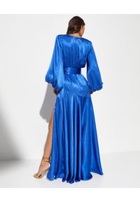 BRONX AND BANCO - Niebieska sukienka maxi Carmen. Typ kołnierza: typu carmen. Kolor: niebieski. Materiał: jedwab, satyna. Typ sukienki: asymetryczne. Długość: maxi #2
