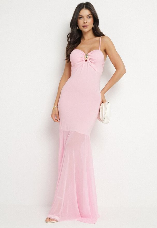 Born2be - Różowa Sukienka na Ramiączkach z Wiskozą Zdobiona Aplikacją i Siateczką Savaleira. Okazja: na co dzień. Typ kołnierza: dekolt w kształcie V. Kolor: różowy. Materiał: wiskoza. Długość rękawa: na ramiączkach. Wzór: aplikacja. Styl: casual, klasyczny, elegancki