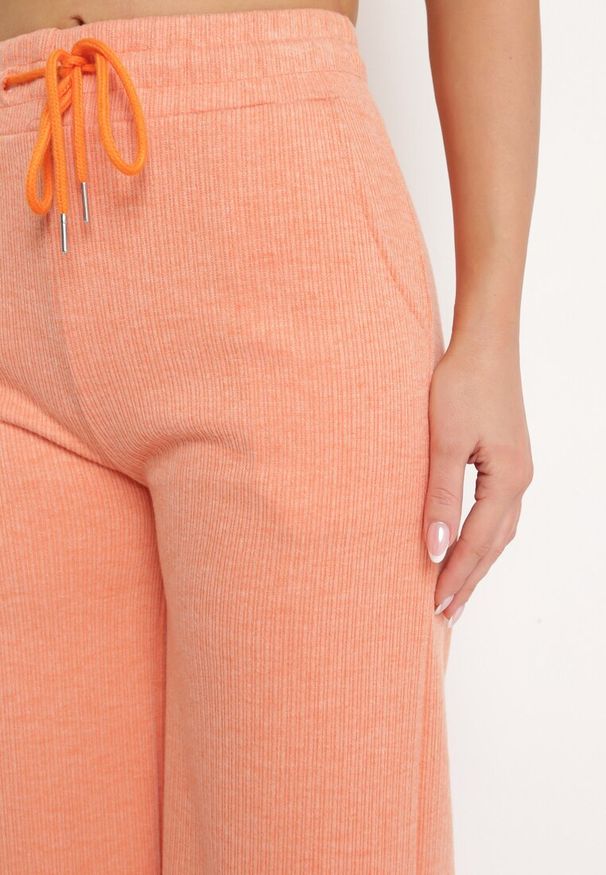 Born2be - Pomarańczowe Szerokie Spodnie z Gumką w Pasie i Rozcięciami Jacilla. Okazja: na spotkanie biznesowe, do pracy. Kolor: pomarańczowy. Styl: elegancki, biznesowy