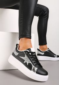 Renee - Czarne Sneakersy Ozdobione Brokatem na Niskiej Platformie Leonare. Kolor: czarny. Materiał: jeans. Wzór: aplikacja. Obcas: na platformie #5