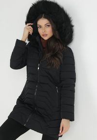Born2be - Czarna Kurtka Do Kolan z Kapturem i Pikowaniem Sagi. Typ kołnierza: kaptur. Kolor: czarny. Materiał: futro. Długość: do kolan. Wzór: aplikacja #8