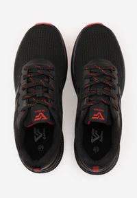 Born2be - Czarno-Czerwone Buty Sportowe Sneakersy Ozdobione Cieniowanymi Paskami Monissa. Okazja: na co dzień. Zapięcie: pasek. Kolor: czarny. Materiał: jeans, dresówka. Wzór: aplikacja. Sport: fitness #5