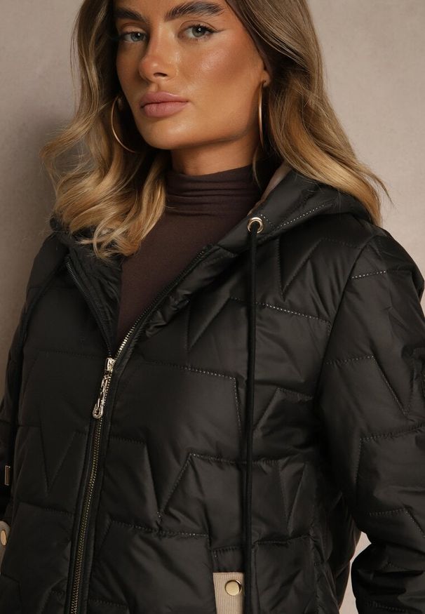 Renee - Czarna Kurtka z Pikowanymi Przeszyciami Kapturem i Warstwowymi Rękawami Tulamia. Okazja: na co dzień. Kolor: czarny. Materiał: jeans. Styl: casual