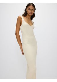 Reserved - Dzianinowa sukienka w prążek z wiskozy - kremowy. Kolor: kremowy. Materiał: wiskoza, dzianina. Wzór: prążki