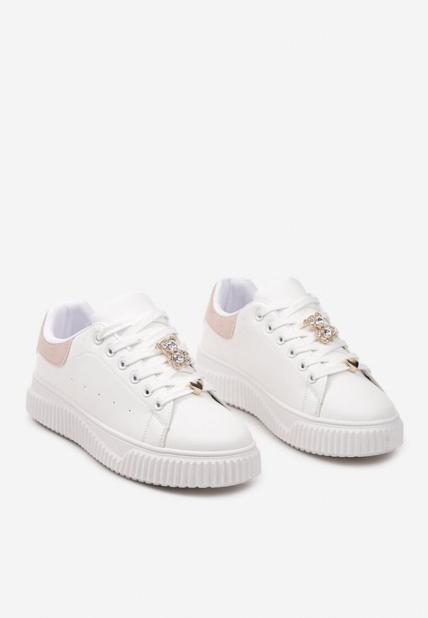 Renee - Biało-Różowe Sneakersy na Niskiej Platformie ze Wstawką z Ekozamszu i Złotym Misiem Nleona. Okazja: na spotkanie biznesowe. Nosek buta: okrągły. Zapięcie: sznurówki. Kolor: biały. Materiał: jeans, materiał. Sezon: lato. Obcas: na platformie. Wysokość obcasa: niski