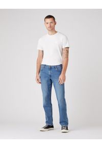 Wrangler - WRANGLER GREENSBORO MĘSKIE SPODNIE JEANSOWE DUSKY CLOUD W15QYJ38R 112145842