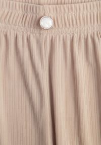 Born2be - Beżowe Spodnie z Wysokim Stanem i Szerokimi Nogawkami Zdobione Guzikiem Kelesh. Okazja: do pracy, na co dzień. Stan: podwyższony. Kolekcja: plus size. Kolor: beżowy. Materiał: tkanina, prążkowany. Długość: długie. Wzór: aplikacja. Styl: elegancki, casual #3