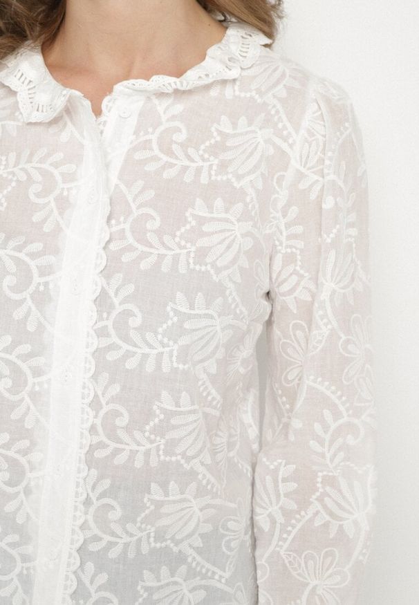 Born2be - Biała Bawełniana Koszula z Haftowanym Wzorem z Koronką Natisonia. Okazja: na co dzień. Kolor: biały. Materiał: koronka, bawełna. Wzór: haft, koronka. Styl: casual