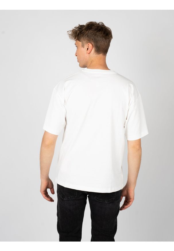 Diesel T-shirt "T-Nlabel" | A11593-0NIAR | Mężczyzna | Biały. Kolor: biały. Materiał: bawełna. Wzór: aplikacja. Styl: elegancki