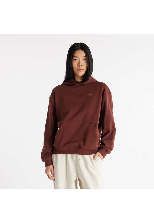 Bluza damska New Balance WT41537ROK – brązowa. Okazja: na co dzień. Kolor: brązowy. Materiał: dresówka, prążkowany, bawełna. Wzór: ze splotem. Styl: klasyczny, casual