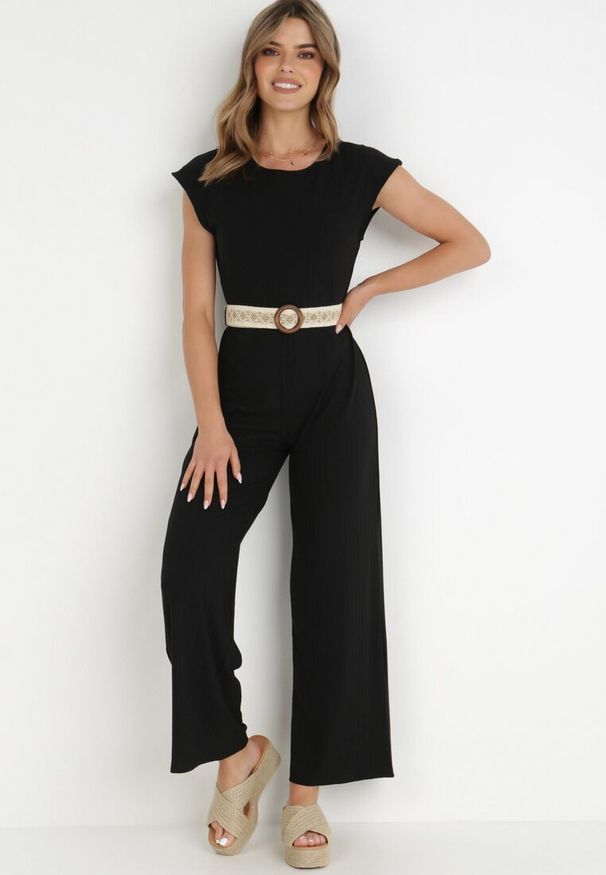 Born2be - Czarny Kombinezon z Paskiem Thalaera. Kolor: czarny. Materiał: prążkowany, dzianina. Długość rękawa: krótki rękaw. Długość: krótkie. Wzór: jednolity. Sezon: lato. Styl: boho