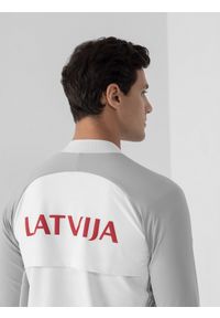 4f - Bluza męska Łotwa - Tokio 2020. Typ kołnierza: kołnierzyk stójkowy. Kolor: biały. Materiał: materiał, dzianina. Długość rękawa: raglanowy rękaw. Wzór: nadruk. Sezon: lato #2