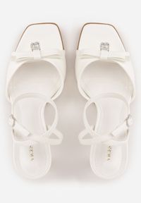 Renee - Białe Sandały VICES na Szpilce Zdobione Kokardą i Aplikacją z Cyrkoniami Sireilora. Zapięcie: pasek. Kolor: biały. Materiał: satyna. Wzór: aplikacja. Obcas: na szpilce. Styl: glamour #4