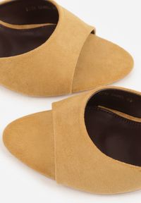 Renee - Jasnobrązowe Klapki na Szpilce z Imitacji Zamszu z Noskiem Peep Toe Merissaura. Nosek buta: otwarty. Kolor: brązowy. Materiał: zamsz. Obcas: na szpilce #4