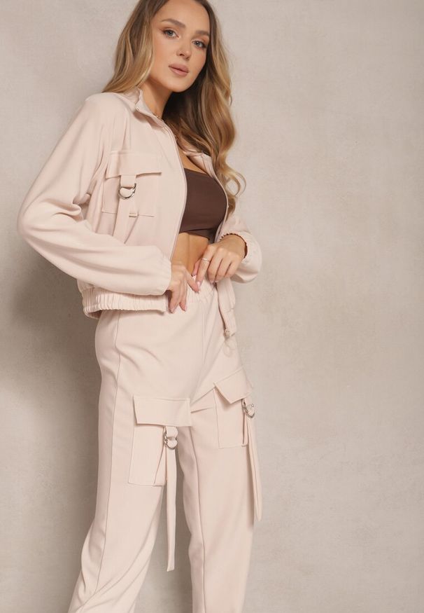 Renee - Jasnobeżowy Komplet Dresowy Utility Bluza Rozpinana i Spodnie z Kieszeniami Telinoria. Kolor: beżowy. Materiał: dresówka. Wzór: aplikacja