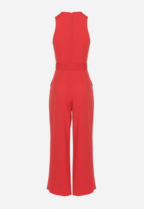 Born2be - Czerwony Taliowany Kombinezon Ozdobiony Paskiem Dollivia. Okazja: na co dzień. Kolor: czerwony. Wzór: aplikacja. Styl: elegancki, casual
