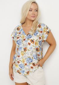 Born2be - Niebieska Bluzka w Kwiaty z Dekoltem V z Wiskozą Odalisa. Okazja: na co dzień. Kolekcja: plus size. Kolor: niebieski. Materiał: wiskoza. Wzór: kwiaty. Sezon: lato, wiosna. Styl: elegancki, casual #3