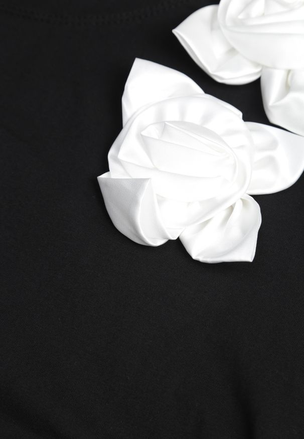 Renee - Czarno-Biały Bawełniany T-shirt o Klasycznym Kroju z Kwiatowymi Aplikacjami 3D Morgane. Okazja: na co dzień. Kolor: czarny. Materiał: bawełna. Wzór: kwiaty, aplikacja. Sezon: lato. Styl: klasyczny