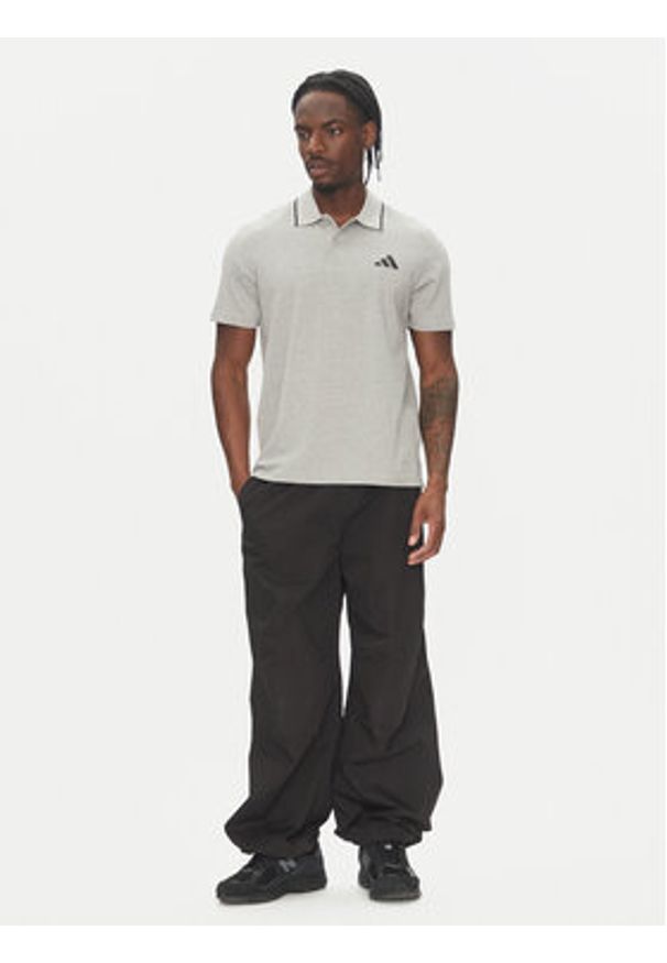 Adidas - adidas Polo Essentials Small Logo JE9022 Szary Regular Fit. Typ kołnierza: polo. Kolor: szary. Materiał: bawełna